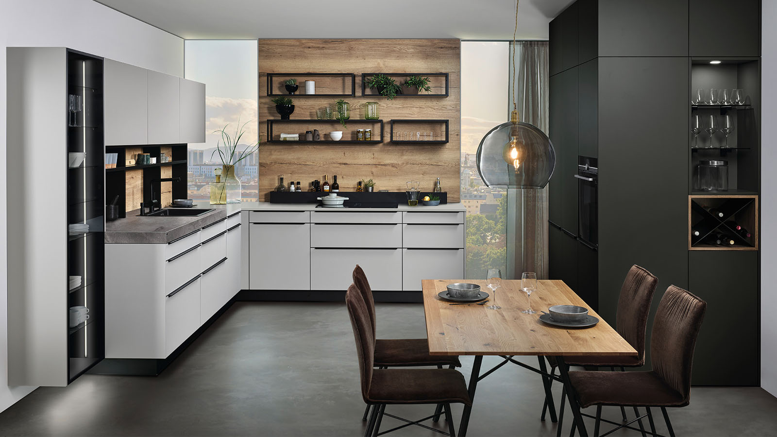 Moderne Küche mit weißen Fronten und Rückwand aus Holz