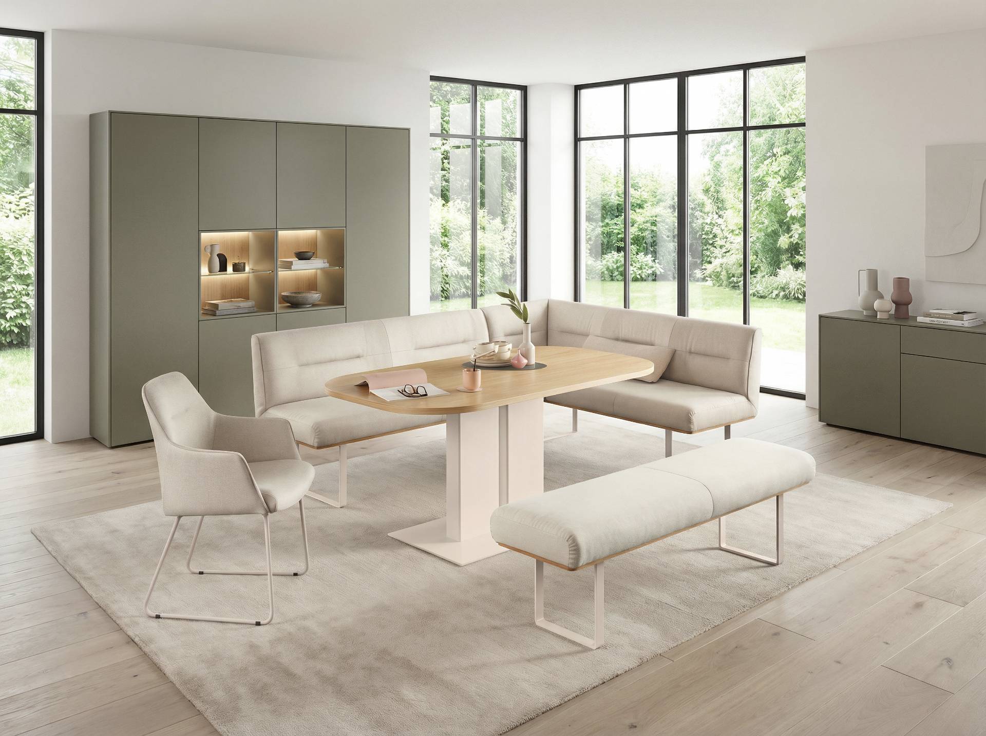 Schlichte Essgruppe der Wohntrends 2026 von Möbel Polt mit heller Eckbank, Holztisch, Bank und grünem Sideboard.