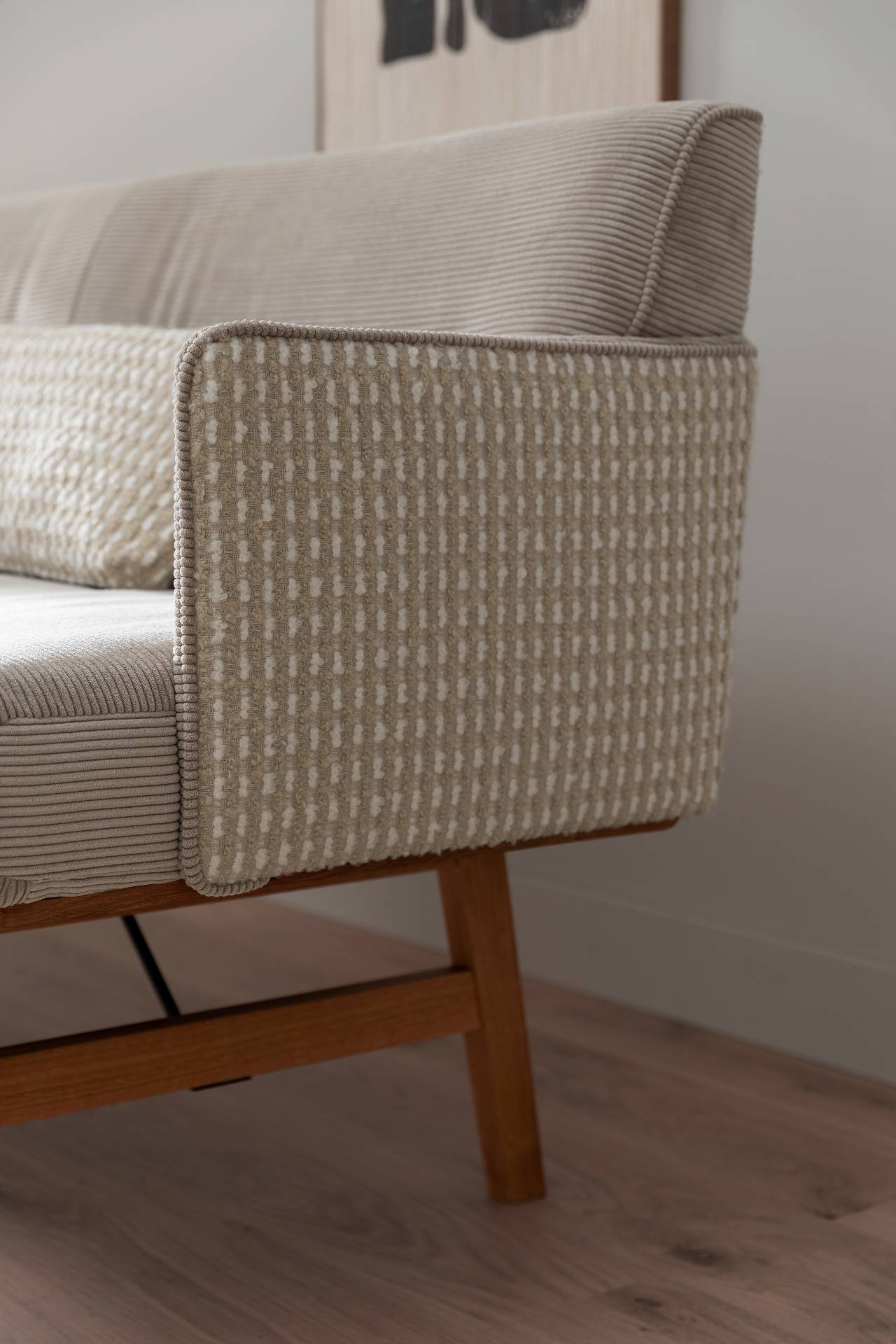 Nahaufnahme einer beigen Esszimmer-Sitzbank mit Cord-Stoff und gemustertem Seitenteil aus den Möbelpolt Wohntrends 2026.