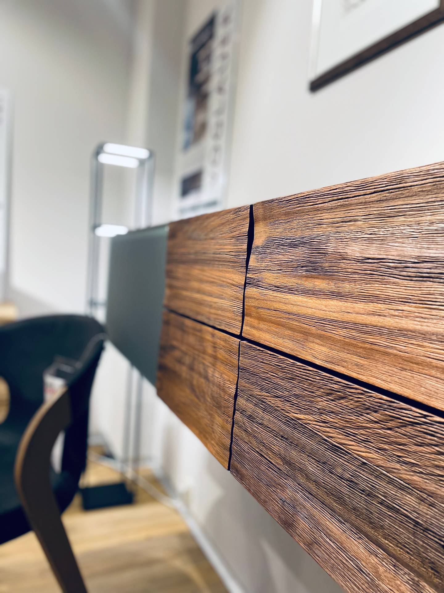 Möbel Polt Wohntrends 2026: Moderne Kommode mit markanter Echtholz-Maserung und dunklen Akzentfugen im Detail.