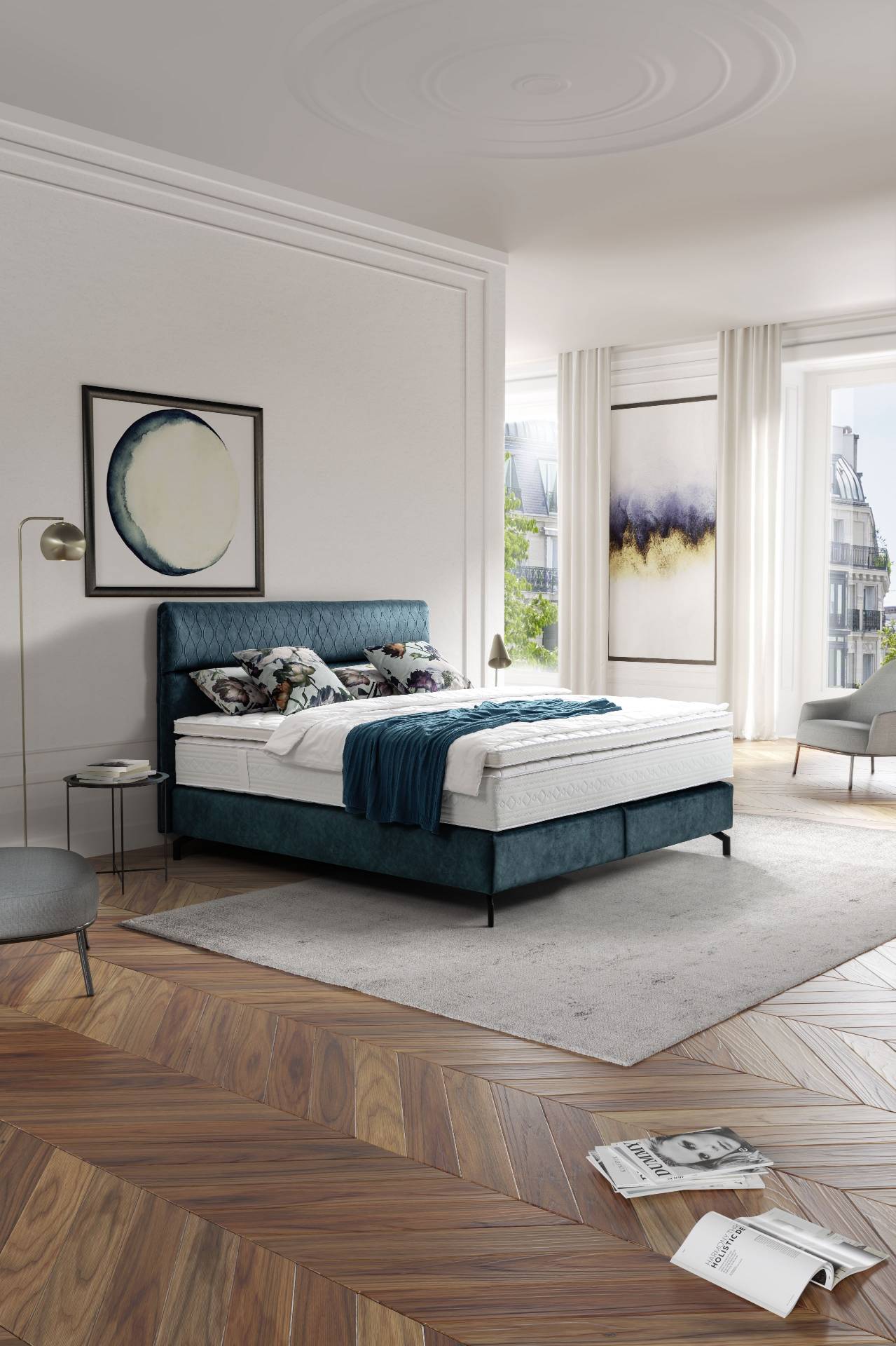 Modernes Schlafzimmer von Möbel Polt mit blauem Boxspringbett, Parkettboden und hellen Wohntrends 2026.