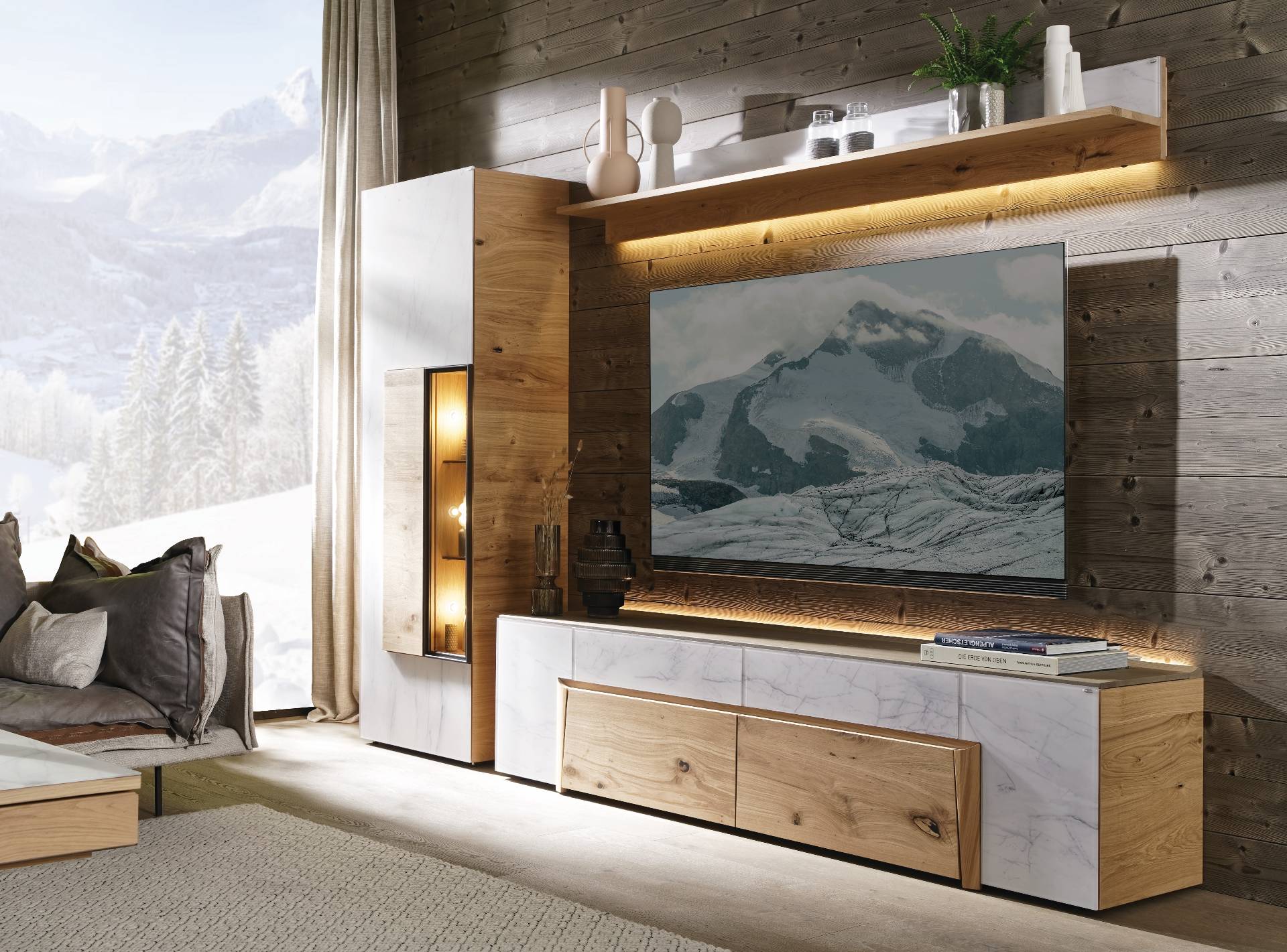 Moderne Möbel Polt Wohnwand 2026 aus Eichenholz und Marmor-Optik mit LED-Beleuchtung vor einer rustikalen Holzwand.