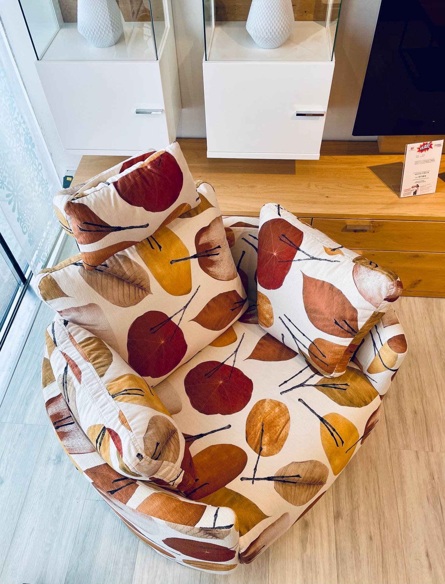 Gemütlicher Wohnzimmer-Sessel von Möbel Polt mit buntem Blättermuster in Herbstfarben, Wohntrend 2026.